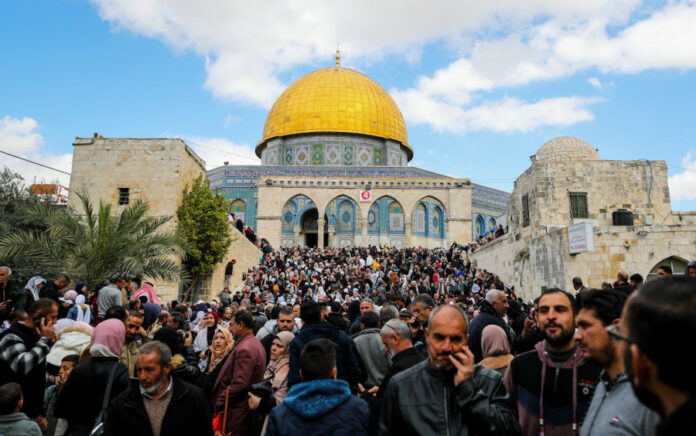 Ratusan Warga Palestina Membuat Barisan Barikade di Sekitar Masjid Al-Aqsa