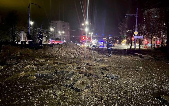 Pemandangan menunjukkan lokasi kecelakaan setelah ledakan besar di sebuah jalan di kota Belgorod, Rusia, 20 April 2023. Foto: Telegram/HO/Reuters.