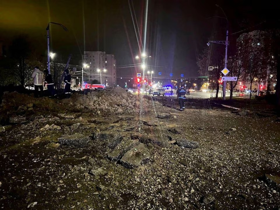 Pemandangan menunjukkan lokasi kecelakaan setelah ledakan besar di sebuah jalan di kota Belgorod, Rusia, 20 April 2023. Foto: Telegram/HO/Reuters.