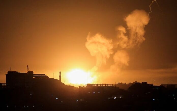 Asap dan api mengepul selama serangan udara Israel di Gaza, 6 April 2023. Foto: Reuters/Bashar Thalib.