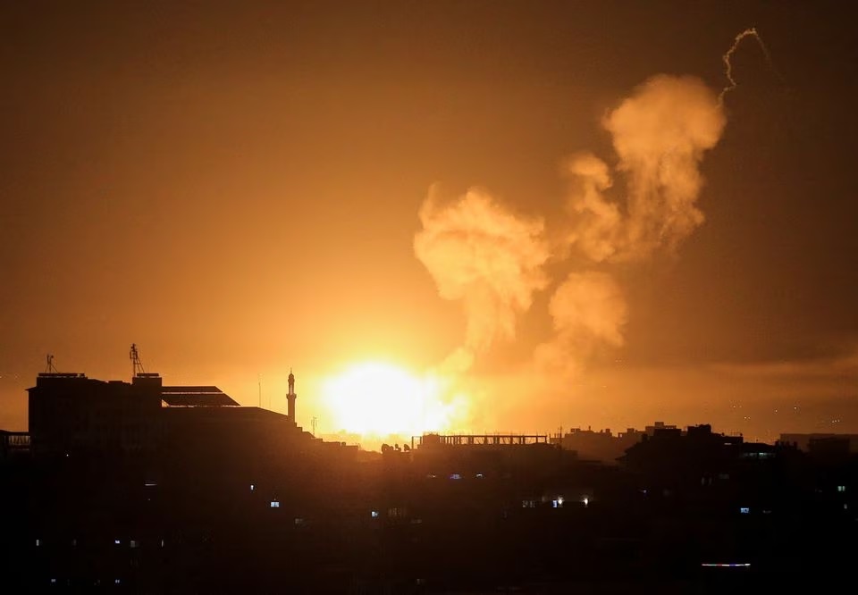 Asap dan api mengepul selama serangan udara Israel di Gaza, 6 April 2023. Foto: Reuters/Bashar Thalib.