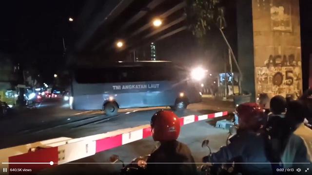 Viral! Bus Milik TNI Terobos Lintasan Kereta Api di Malang