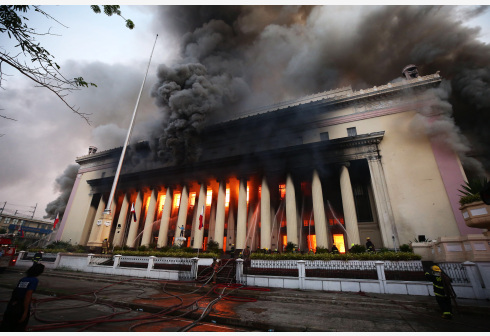 Kebakaran di Kantor Pos Pusat Manila, Empat Orang Dikabarkan Terluka