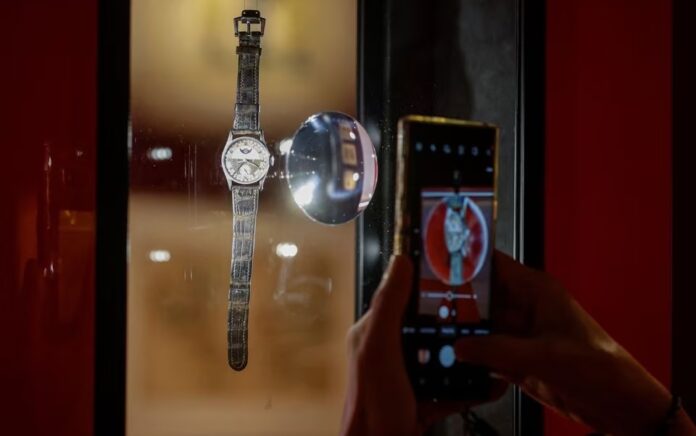 Referensi Patek Philippe 96 Quantieme Lune sebelumnya dari koleksi kaisar terakhir China dari Dinasti Qing Aisin-Gioro Puyi terlihat selama pratinjau di Phillips, di Hong Kong, China, 19 Mei 2023. Foto: Reuters/Tyrone Siu.