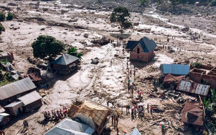 Foto udara yang diambil pada 6 Mei 2023 ini menunjukkan tanah longsor yang melanda desa Nyamukubi, bagian timur Republik Demokratik Kongo. Curah hujan yang tinggi di wilayah Kalehe di provinsi Kivu Selatan telah menyebabkan sungai meluap, menyebabkan tanah longsor. Foto: Glody Murhabazi/AFP.