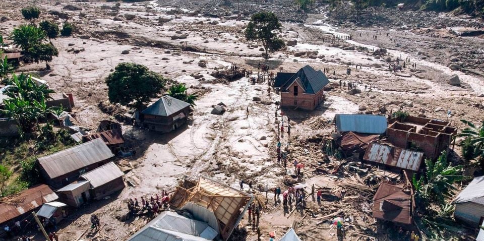 Foto udara yang diambil pada 6 Mei 2023 ini menunjukkan tanah longsor yang melanda desa Nyamukubi, bagian timur Republik Demokratik Kongo. Curah hujan yang tinggi di wilayah Kalehe di provinsi Kivu Selatan telah menyebabkan sungai meluap, menyebabkan tanah longsor. Foto: Glody Murhabazi/AFP.