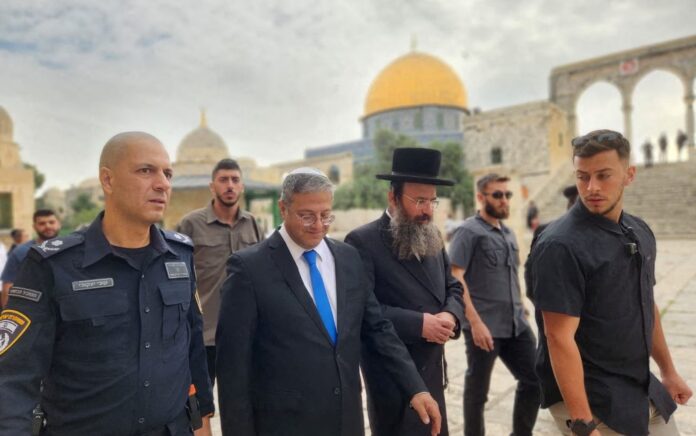 Menteri Keamanan Nasional Israel Itamar Ben-Gvir mengunjungi kompleks Al-Aqsa yang juga dikenal orang Yahudi sebagai Temple Mount di Kota Tua Yerusalem 21 Mei 2023. Foto: Minhelet Har-Habait, Temple Mount Administration/HO/Reuters.