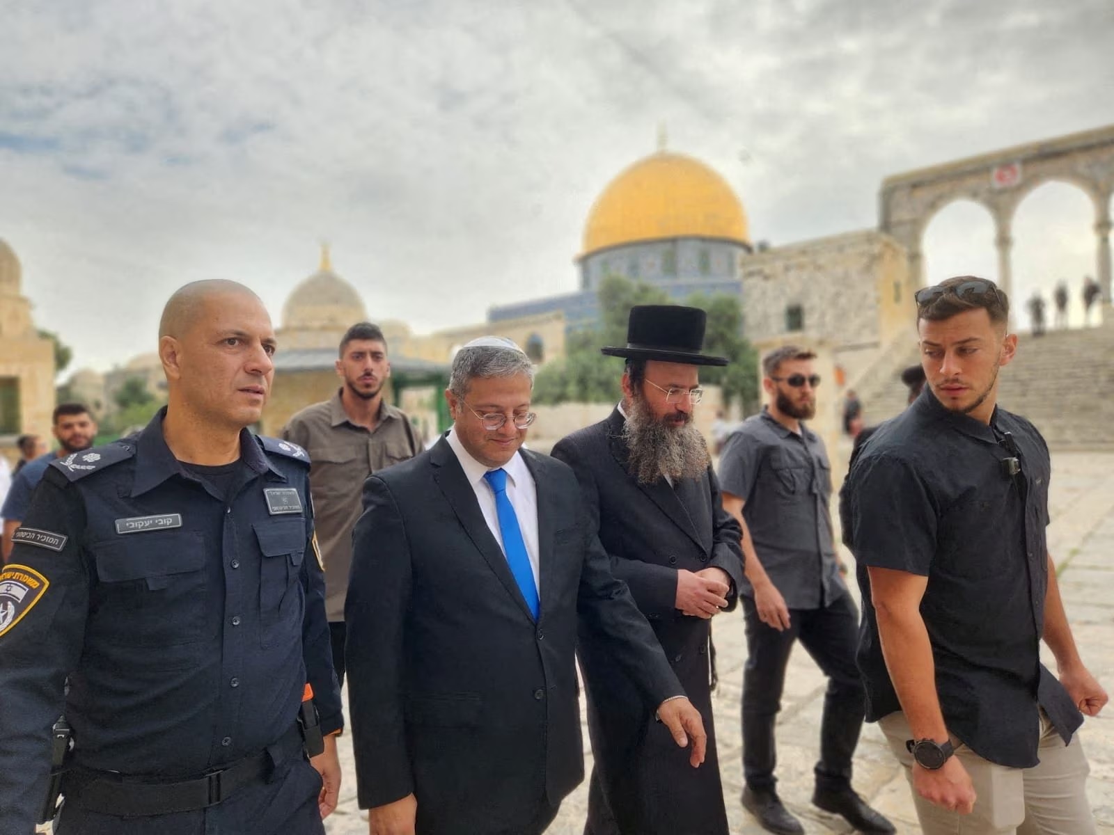 Menteri Keamanan Nasional Israel Itamar Ben-Gvir mengunjungi kompleks Al-Aqsa yang juga dikenal orang Yahudi sebagai Temple Mount di Kota Tua Yerusalem 21 Mei 2023. Foto: Minhelet Har-Habait, Temple Mount Administration/HO/Reuters.