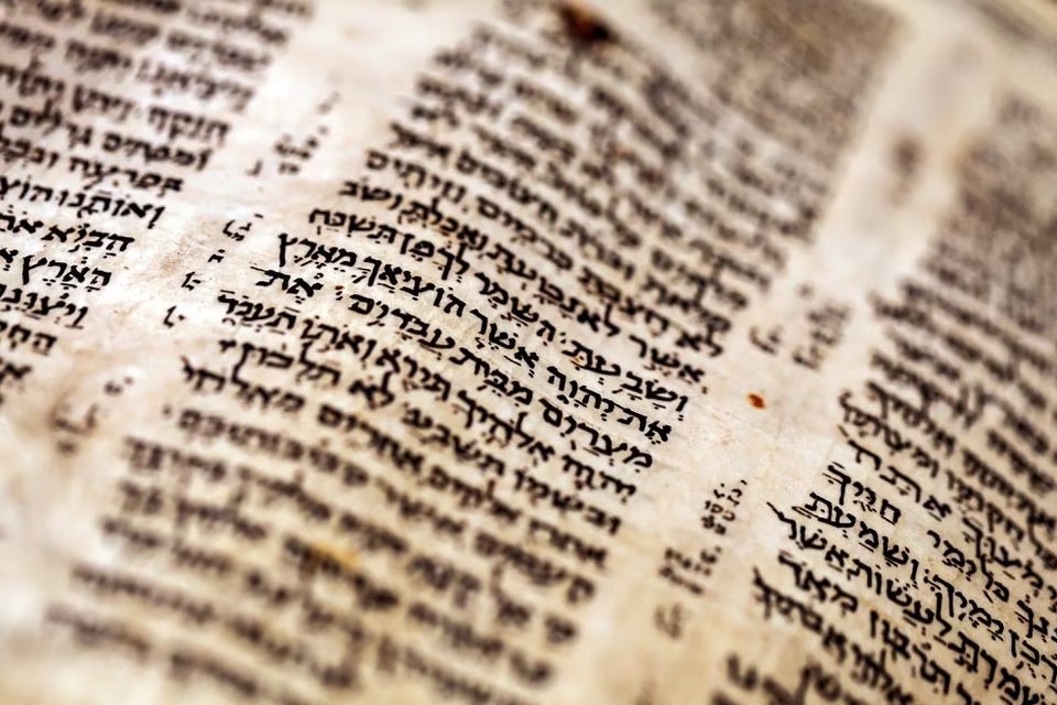 Codex Sassoon, Alkitab Ibrani paling awal dan terlengkap yang pernah ditemukan, yang diperkirakan oleh Sotheby akan terjual di lelang antara $30 juta dan $50 juta, dipresentasikan kepada publik di Universitas Tel Aviv, di Tel Aviv, Israel 22 Maret 2023 Foto: Reuters/Nir Elias.