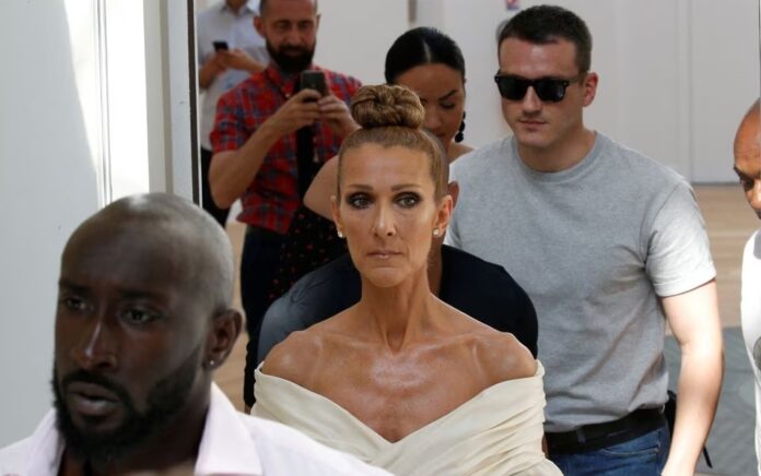 Penyanyi Celine Dion dan Pepe Munoz tiba untuk menghadiri pertunjukan koleksi Musim Gugur/Musim Dingin 2019/20 Haute Couture karya desainer Alexandre Vauthier di Paris, Prancis, 2 Juli 2019. Foto: Reuters/Regis Duvignau.