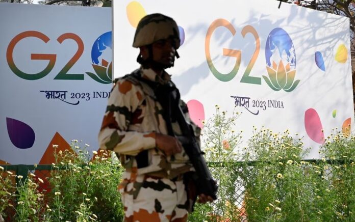 Seorang anggota pasukan militer India berjaga-jaga pada pertemuan para menteri luar negeri G20 di New Delhi, India 2 Maret 2023. Foto: Olivier Douliery/Reuters.