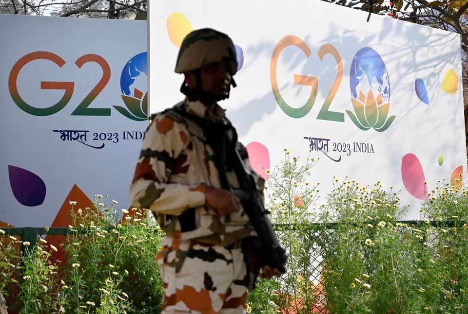 Seorang anggota pasukan militer India berjaga-jaga pada pertemuan para menteri luar negeri G20 di New Delhi, India 2 Maret 2023. Foto: Olivier Douliery/Reuters.