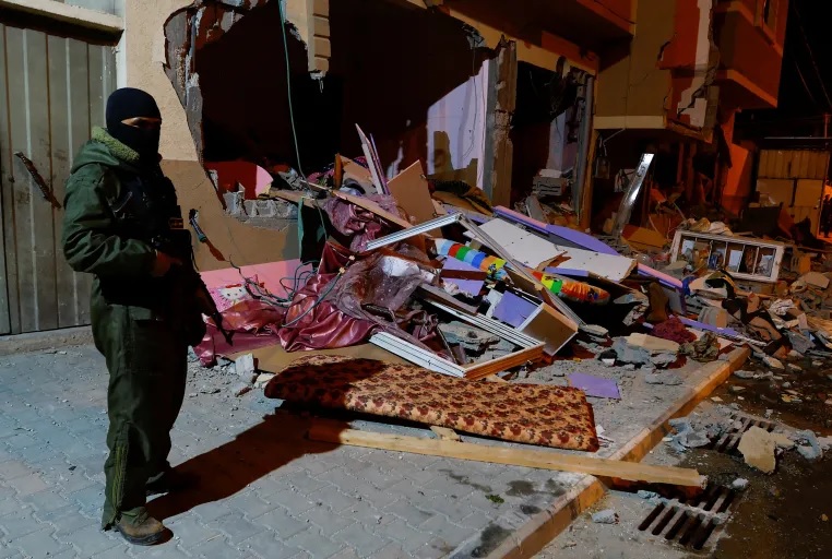 Kerusakan akibat serangan rudal militer Israel di Rafah, selatan Jalur Gaza, pada 9 Mei 2023. Foto: Ibrahim Abu Mustafa/Reuters.