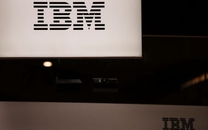 Logo International Business Machines Corporation (IBM) ditampilkan, selama Mobile World Congress (MWC) 2023 GSMA di Barcelona, Spanyol 1 Maret 2023. Foto: Reuters/Nacho Doce/File Foto.