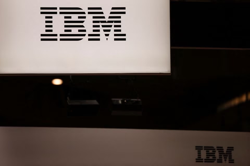 Logo International Business Machines Corporation (IBM) ditampilkan, selama Mobile World Congress (MWC) 2023 GSMA di Barcelona, Spanyol 1 Maret 2023. Foto: Reuters/Nacho Doce/File Foto.