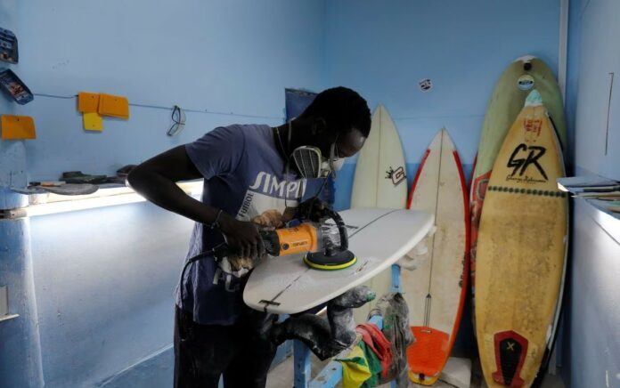 Pengusaha Muda Senegal Ciptakan Papan Selancar Buatan Lokal Pertama
