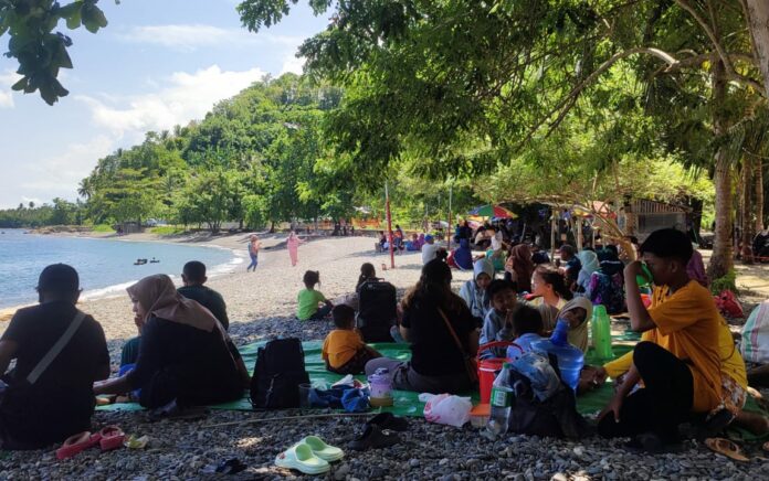 Berwisata di Pantai Dami Saat Momen Lebaran