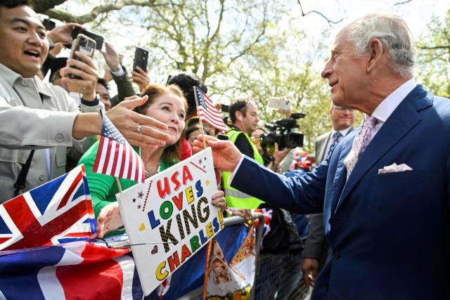 Raja Charles III Beri Kejutan pada Para Penggemar yang Berkemah di Luar Istana Buckingham