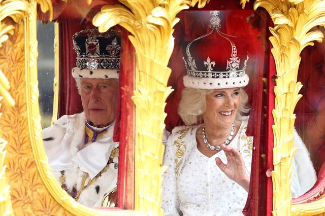 Penobatan Raja Charles Menarik Puluhan Ribu Orang Menantang Hujan untuk Menghibur Raja