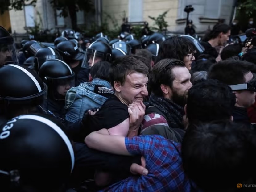 Protes Undang-undang Guru Baru di Hongaria Diwarnai Kekerasan Polisi