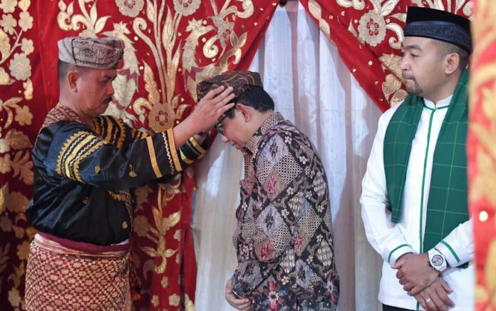 Mendes Halim Dianugerahi Gelar Sutan Khalifah dari Warga Minangkabau