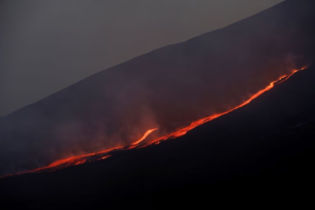 Letusan Gunung Etna, Penerbangan ke Bandara Catania Sisilia Dihentikan