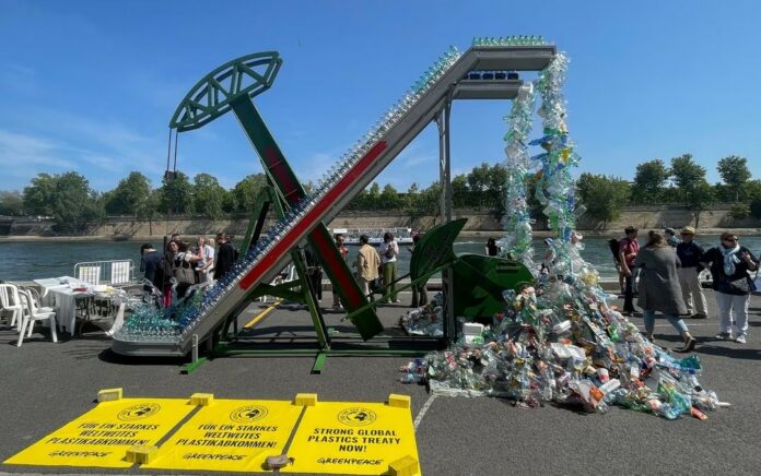 Pantik Pembicaraan Melawan Limbah di Paris, Sebuah Karya Seni dari Plastik Diluncurkan