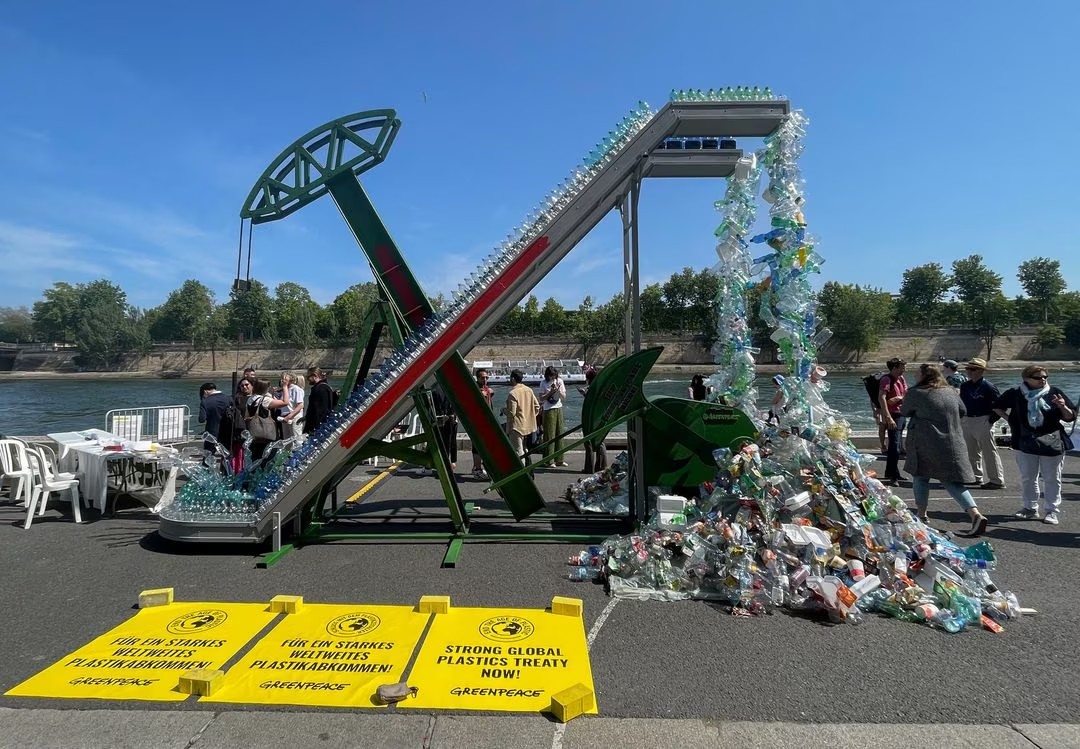 Pantik Pembicaraan Melawan Limbah di Paris, Sebuah Karya Seni dari Plastik Diluncurkan