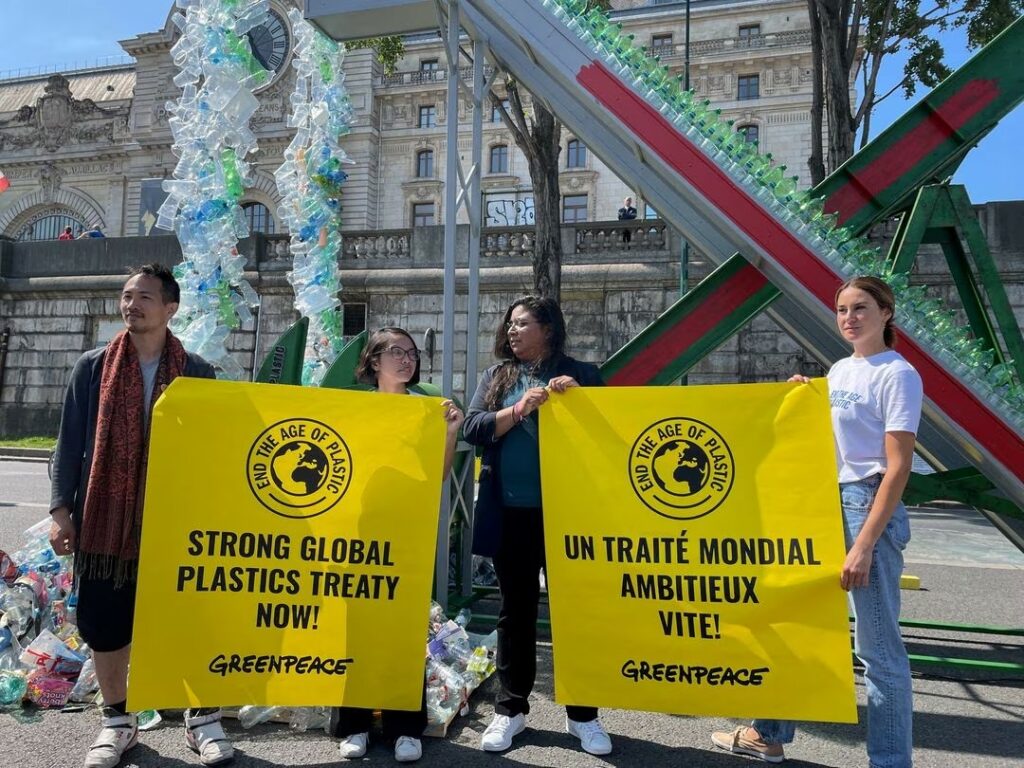 Pantik Pembicaraan Melawan Limbah di Paris, Sebuah Karya Seni dari Plastik Diluncurkan