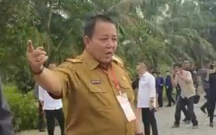 Nampak Panik Tak Tahu Nama Daerah yang Dilalui Jokowi, Gubernur Lampung Viral Dimedia Sosial