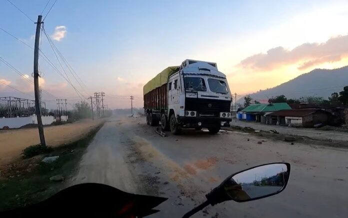 Pemandangan truk yang kaca depannya pecah, di Manipur, India, 6 Mei 2023, dalam screengrab ini didapat dari video media sosial. Foto: IG @the_mj_rider/Reuters.