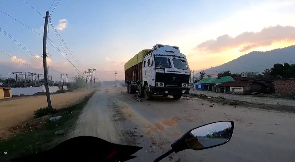 Pemandangan truk yang kaca depannya pecah, di Manipur, India, 6 Mei 2023, dalam screengrab ini didapat dari video media sosial. Foto: IG @the_mj_rider/Reuters.