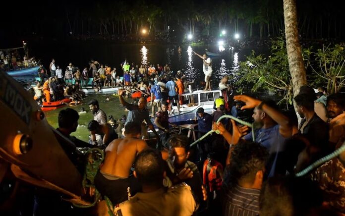 Anggota tim penyelamat mencari korban setelah sebuah perahu terbalik di lepas pantai kota Tanur di distrik Malappuram di selatan negara bagian Kerala, India, 7 Mei 2023. Foto: Reuters/Stringer.