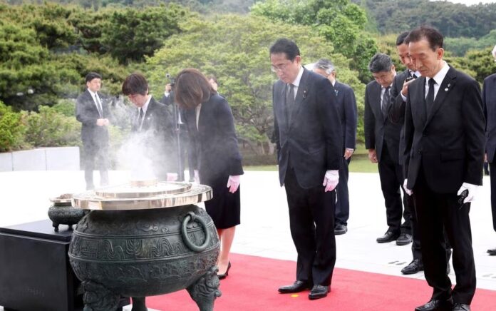 SEOUL, KOREA SELATAN - 07 MEI: Perdana Menteri Jepang Fumio Kishida dan istrinya Yuko memberikan penghormatan selama kunjungan ke Pemakaman Nasional pada 07 Mei 2023 di Seoul, Korea Selatan. Foto: Chung Sung-Jun/Pool/Reuters.