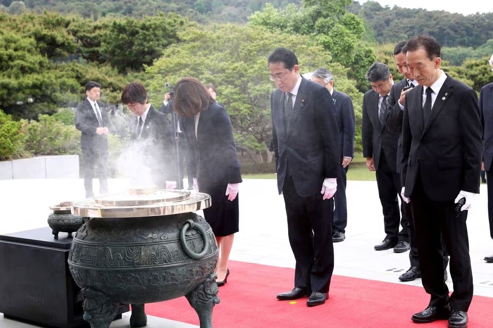 SEOUL, KOREA SELATAN - 07 MEI: Perdana Menteri Jepang Fumio Kishida dan istrinya Yuko memberikan penghormatan selama kunjungan ke Pemakaman Nasional pada 07 Mei 2023 di Seoul, Korea Selatan. Foto: Chung Sung-Jun/Pool/Reuters.