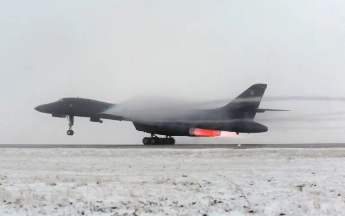 Sebuah pembom strategis B-1B Lancer lepas landas dari Pangkalan Angkatan Udara Ellsworth, South Dakota, di AS. File: US Air Force/Marc I. Lane/Reuters.