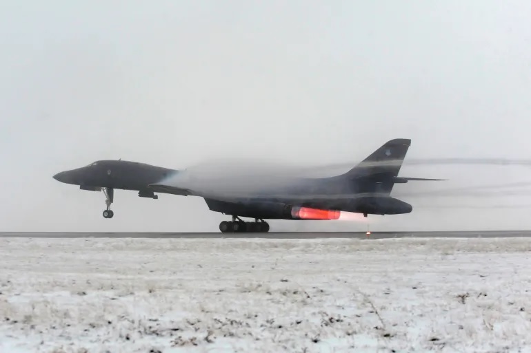 Sebuah pembom strategis B-1B Lancer lepas landas dari Pangkalan Angkatan Udara Ellsworth, South Dakota, di AS. File: US Air Force/Marc I. Lane/Reuters.