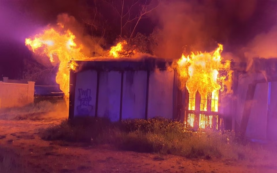 Kebakaran menghanguskan kontainer konstruksi, tempat para tunawisma yang mencari perlindungan di sana tewas, di Brno, Republik Ceko, 4 Mei 2023. Foto: Layanan Penyelamatan Kebakaran Regional Moravia Selatan melalui Twitter/Handout