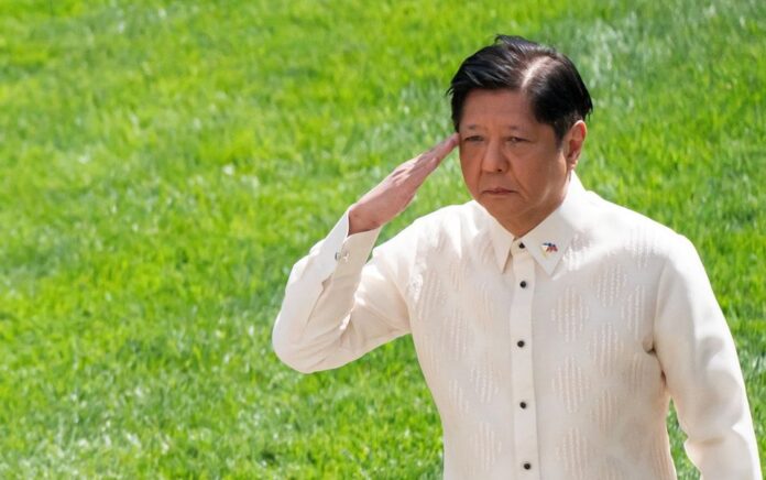 Presiden Filipina Ferdinand Marcos Jr. menghadiri upacara peletakan karangan bunga di Makam Prajurit Tak Dikenal di Pemakaman Nasional Arlington di Arlington, Virginia dekat Washington, AS, 4 Mei 2023. Foto: Reuters/Nathan Howard.