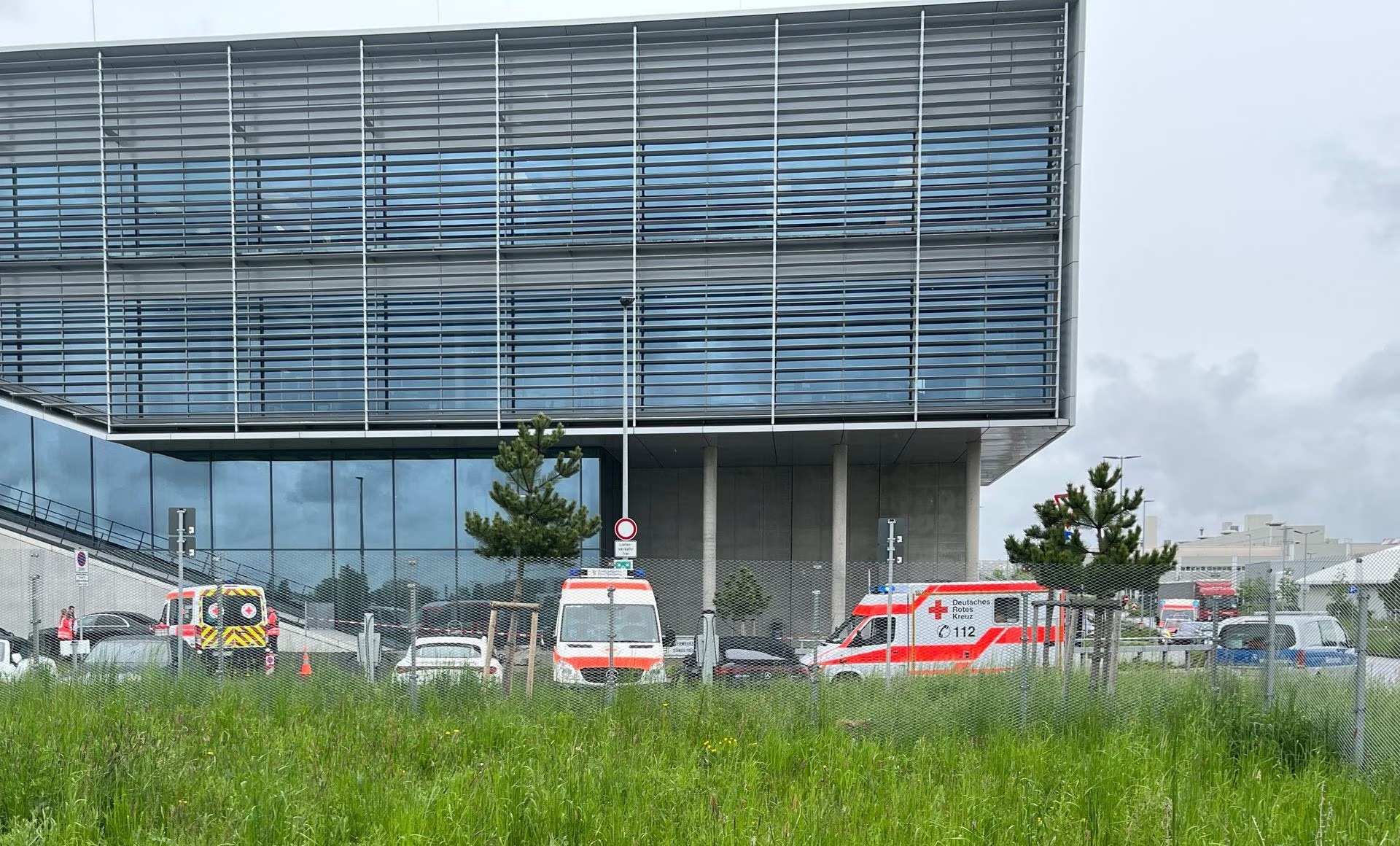 Mobil ambulans diparkir di luar pabrik Mercedes setelah seorang tersangka ditahan menyusul penembakan di pabrik Mercedes-Benz di Sindelfingen dekat Stuttgart, Jerman, 11 Mei 2023. Foto: Reuters/Tilman Blasshofer.