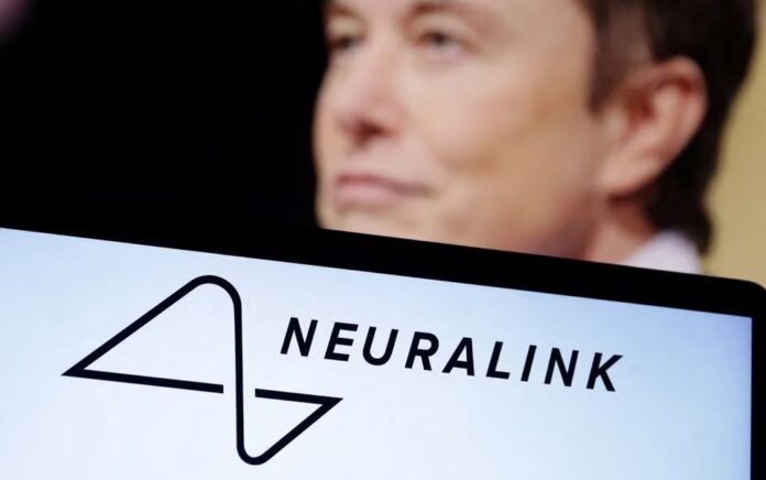 Logo Neuralink dan foto Elon Musk terlihat dalam ilustrasi yang diambil, 19 Desember 2022. Foto: Reuters/Dado Ruvic/Illustration.