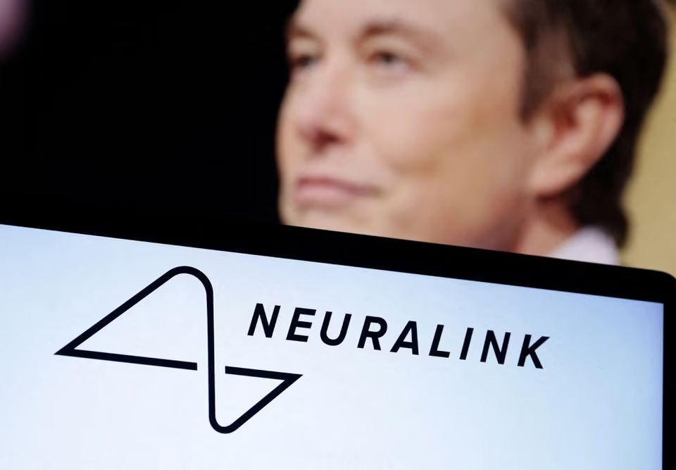 Logo Neuralink dan foto Elon Musk terlihat dalam ilustrasi yang diambil, 19 Desember 2022. Foto: Reuters/Dado Ruvic/Illustration.