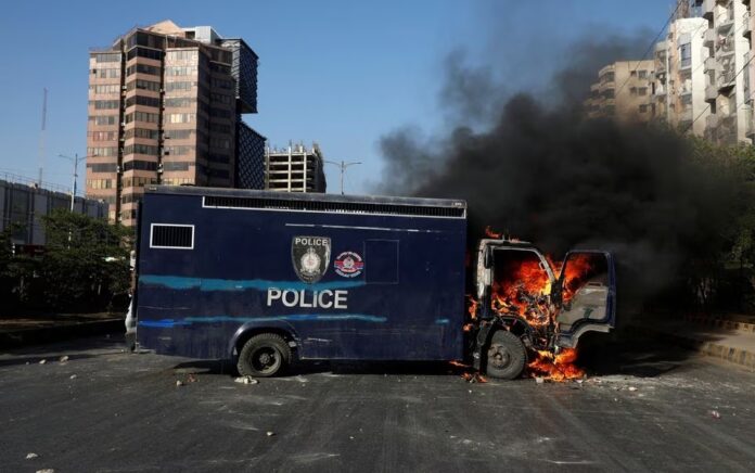 Sebuah kendaraan polisi terbakar saat protes pendukung mantan Perdana Menteri Pakistan Imran Khan setelah penangkapannya, di Karachi, Pakistan, 9 Mei 2023. Foto: Reuters/Akhtar Soomro.