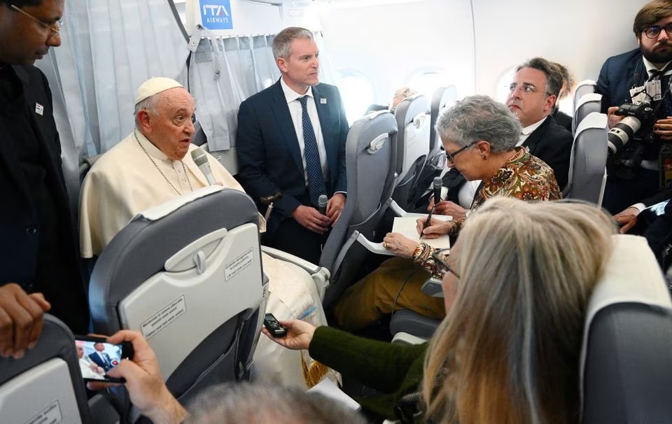 Paus Fransiskus mengadakan konferensi pers saat ia kembali ke Vatikan setelah perjalanan apostoliknya ke Hungaria, dengan pesawat, 30 April 2023. Foto: Vincenzo Pinto/Pool/Reuters.