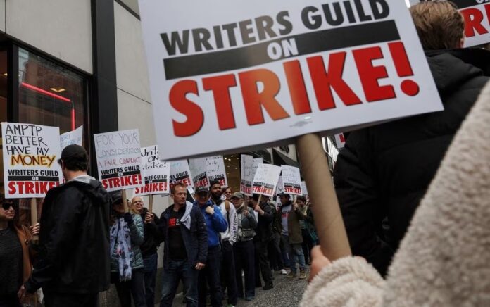 Anggota Writers Guild of America (WGA) East piket di luar kantor layanan streaming Peacock Newfront, di New York City, AS, 2 Mei 2023. Foto: Reuters/Shannon Stapleton.