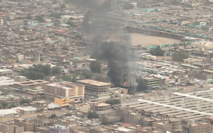 Pemandangan kepulan asap dan api di cabang Bank Nasional Omdurman, di Omdurman, Sudan, 11 Mei 2023 dalam cuplikan layar yang diambil dari video yang diperoleh Reuters. Foto: Reuters.