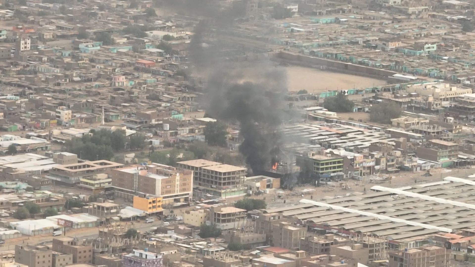 Pemandangan kepulan asap dan api di cabang Bank Nasional Omdurman, di Omdurman, Sudan, 11 Mei 2023 dalam cuplikan layar yang diambil dari video yang diperoleh Reuters. Foto: Reuters.