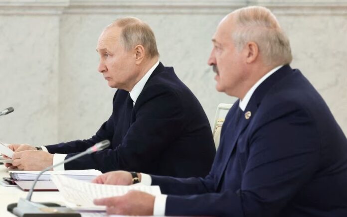 Presiden Rusia Vladimir Putin dan Presiden Belarusia Alexander Lukashenko menghadiri pertemuan Dewan Negara Tertinggi Negara Persatuan Rusia dan Belarus di Kremlin di Moskow, Rusia 6 April 2023. Foto: Sputnik/Mikhail Klimentyev/Kremlin/Reuters.