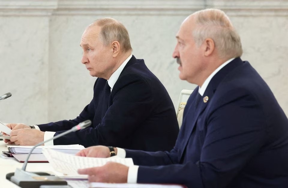 Presiden Rusia Vladimir Putin dan Presiden Belarusia Alexander Lukashenko menghadiri pertemuan Dewan Negara Tertinggi Negara Persatuan Rusia dan Belarus di Kremlin di Moskow, Rusia 6 April 2023. Foto: Sputnik/Mikhail Klimentyev/Kremlin/Reuters.