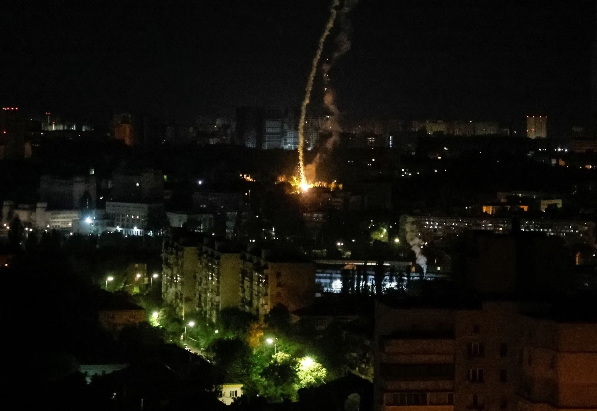 Ledakan rudal terlihat di kota selama serangan rudal Rusia, di tengah serangan Rusia di Ukraina, di Kyiv, Ukraina 16 Mei 2023. Foto: Reuters/Gleb Garanich.